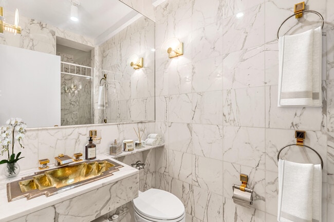 Building Photo - 923 5th Ave