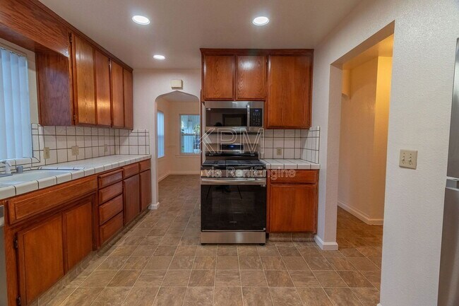 Building Photo - 325 E Mariposa Ave