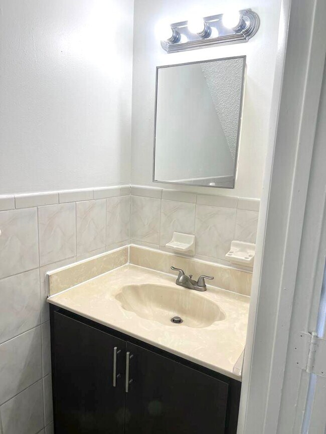 Building Photo - 1244 SW 5th St