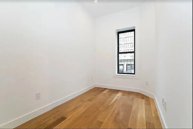 Building Photo - 59 Thompson St