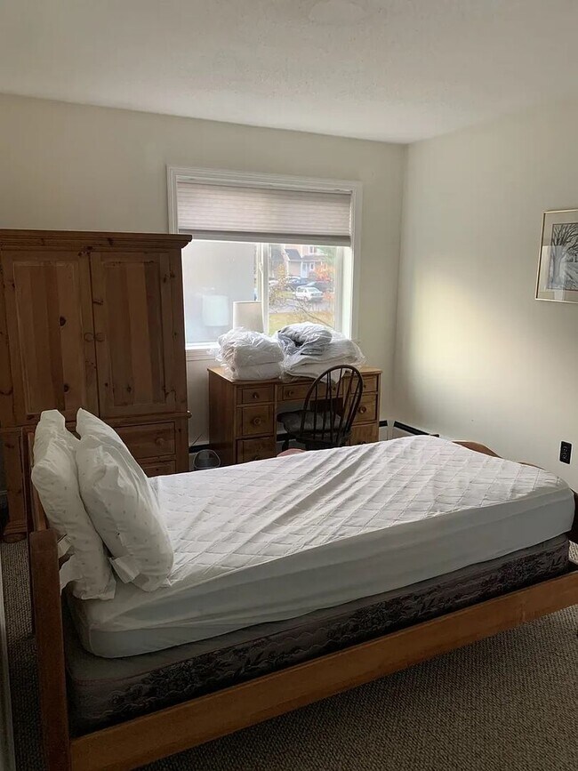 Building Photo - Spacious 2BR/1.5BA w/ Loft Available Decem...