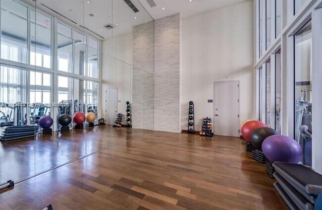 Building Photo - 16001 Collins Ave
