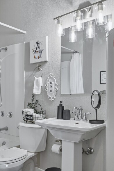 Building Photo - 701 Pine St