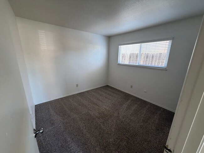 Building Photo - 4 Bed / 2 Bath | Rosemont Single Family Home Available