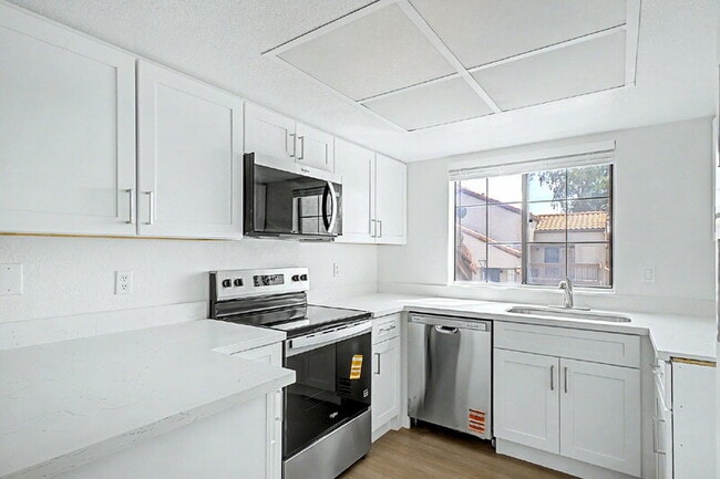 Building Photo - 818 S Westwood