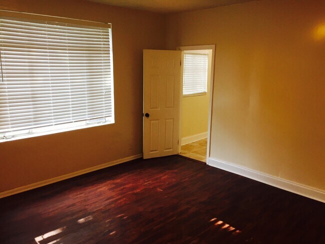 Building Photo - North Hyde Park Bungalow: Close to SOHO, Downtown & U.T.