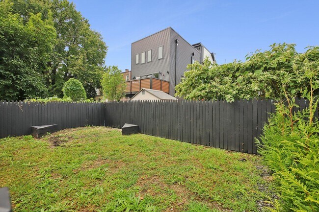 Building Photo - 257-59 Pine St