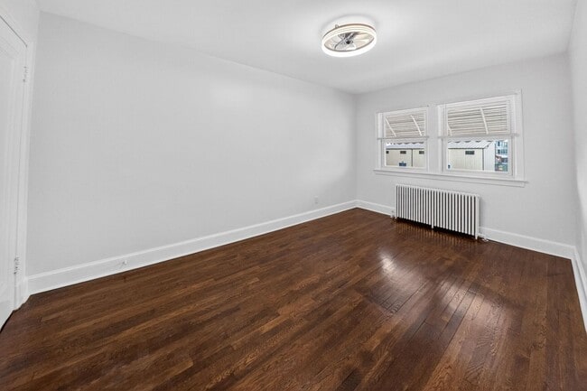 Building Photo - Newly Renovated 5BR/2BA Rowhome