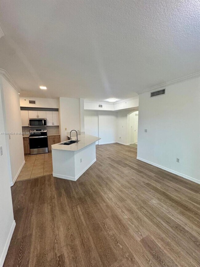 Building Photo - 9172 Collins Ave