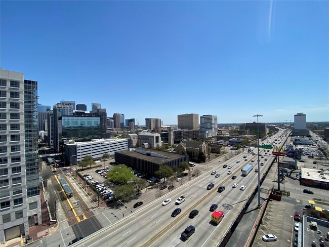 Building Photo - 2016 Main St