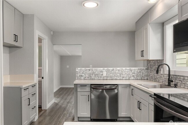 Building Photo - 5 Bedroom 2 Bathroom House with Large Lot