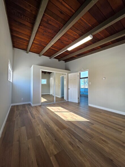 Building Photo - 2026 Hermosa Ave