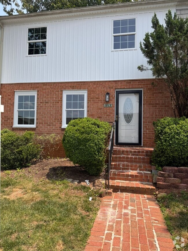 Building Photo - 3 Bedroom || 1.5 Bathroom Townhome