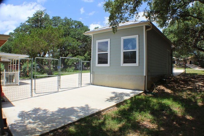 Building Photo - CANYON LAKE HILLS