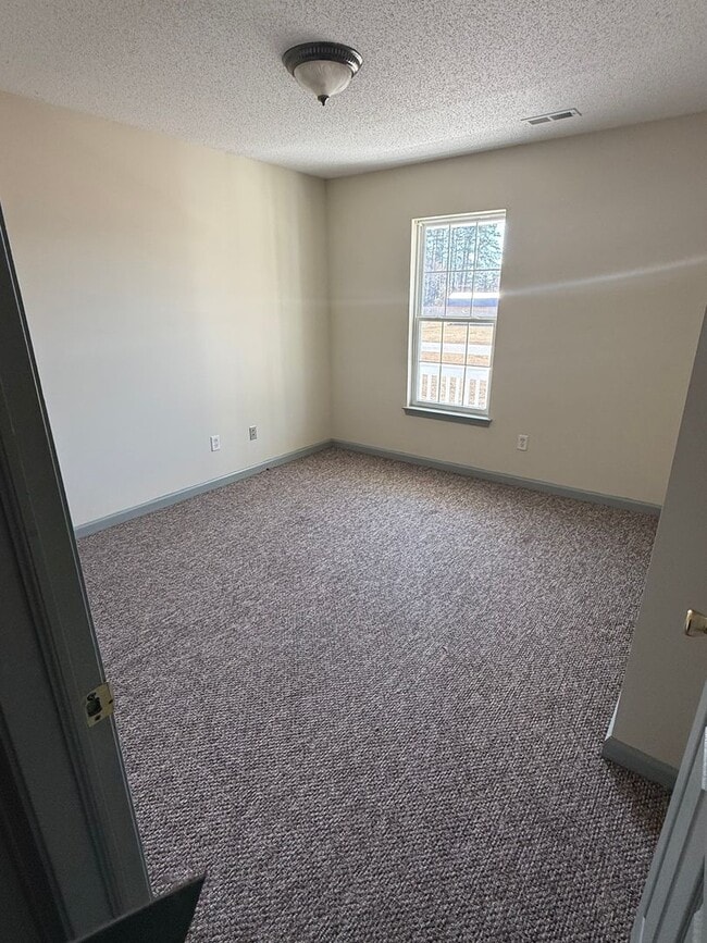 Building Photo - Country Charm