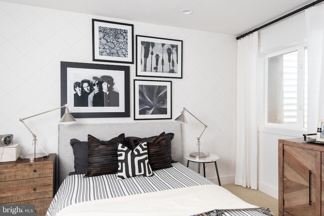 Building Photo - 1015 D St NE