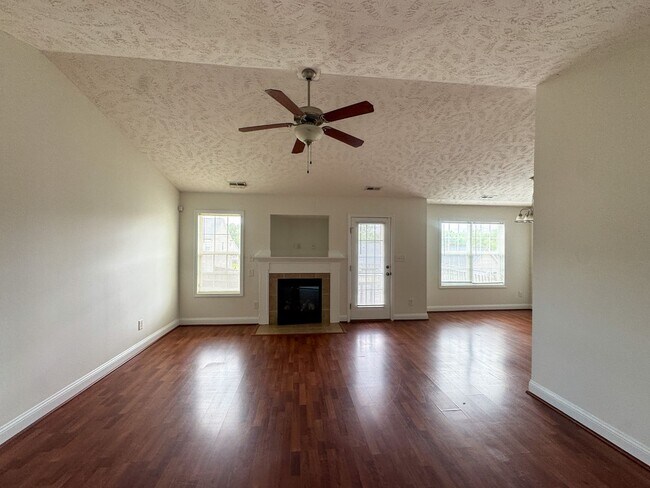 Building Photo - Charming 3 Bed 2 Bath Home in Fayetteville