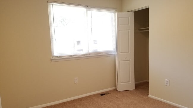 Building Photo - Renovated townhouse in established Frederi...