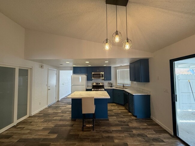 Building Photo - Palmdale 3 + 2 Available Now!