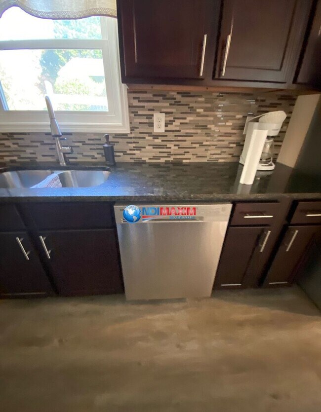Building Photo - Renovated wheelchair accessible ranch in P...