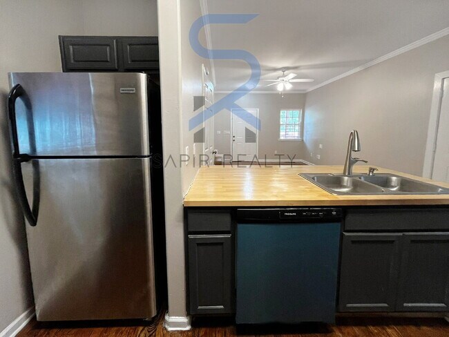 Building Photo - Move in before November 15th and choose yo...