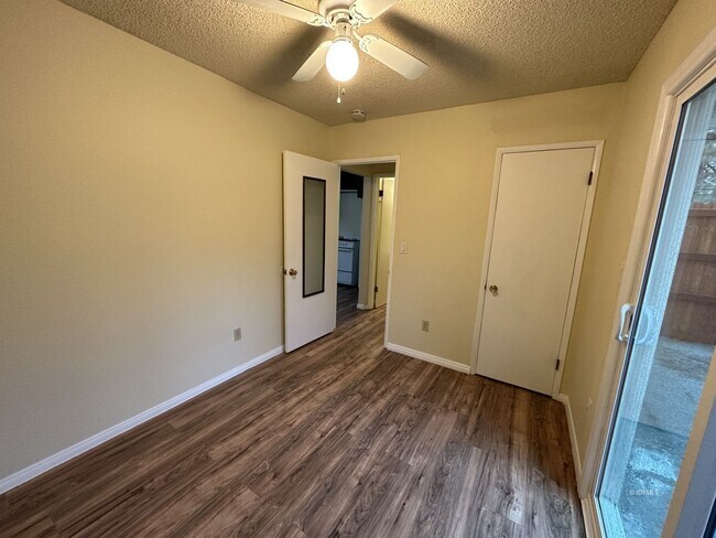 Building Photo - In Town 1 bedroom apartment with Patio