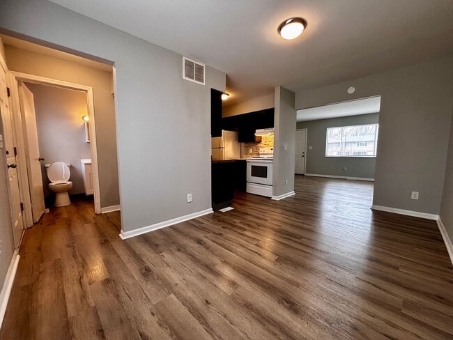Building Photo - Newly Renovated 2 bedroom 1.5 bath townhou...