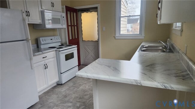 Building Photo - 428 Roslyn Ave