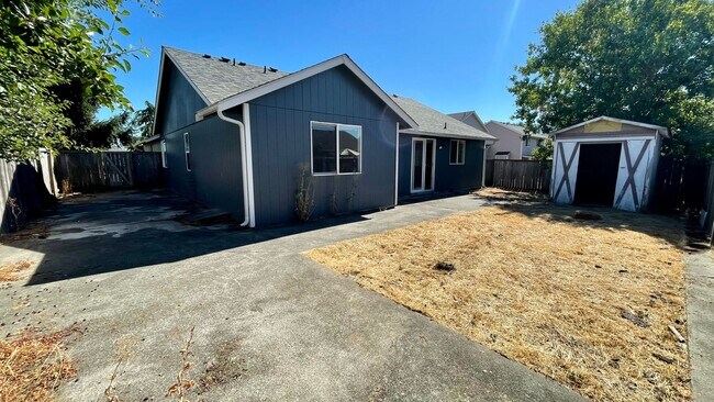 Building Photo - Adorable Open Layout 3BD/2BA Home Located In Town! 2 Living Rooms~Gas Fireplace~Fenced Yard!