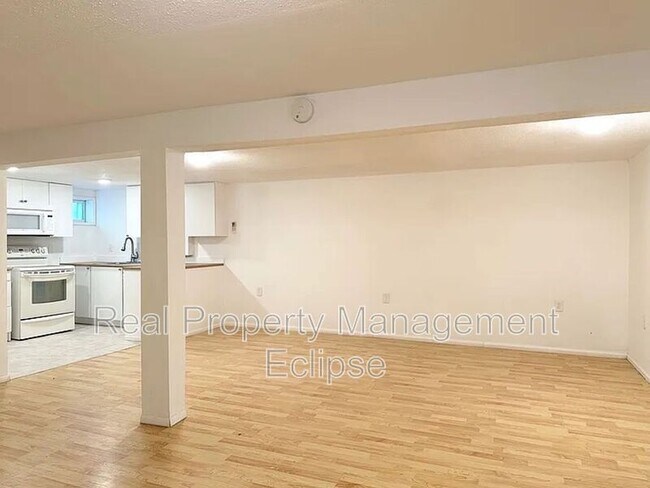 Building Photo - 295 NW Cherry Pl