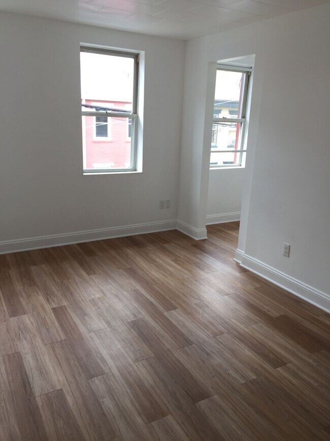 Building Photo - New Renovation - South Side Flats