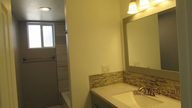 Building Photo - 3 bedroom 2 bathroom with Solar!!!!