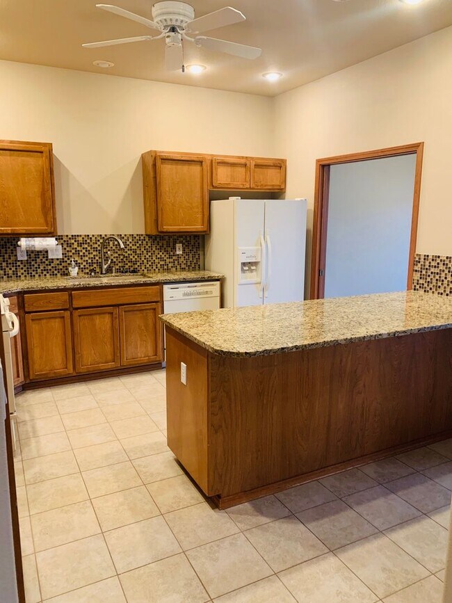 Building Photo - Beautiful Updated Townhome overlooking Mea...