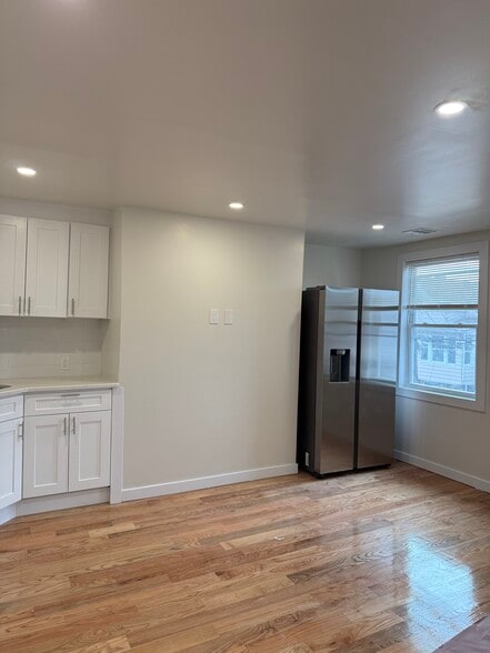 Building Photo - 19 Nichols St