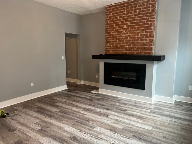 Building Photo - Lawrensville - House