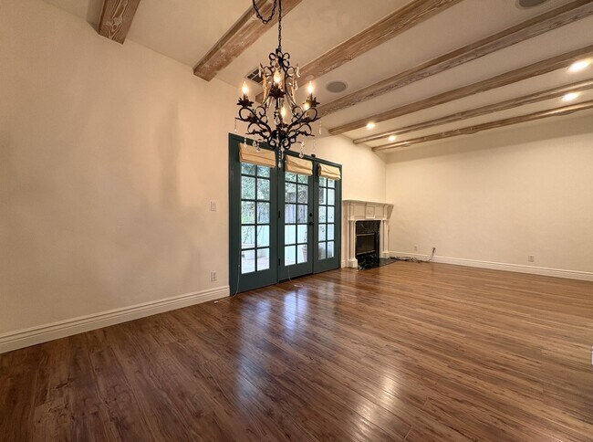 Building Photo - Spacious and Inviting 3-Bedroom, 2.5-Bath Townhome in the Heart of Menlo Park