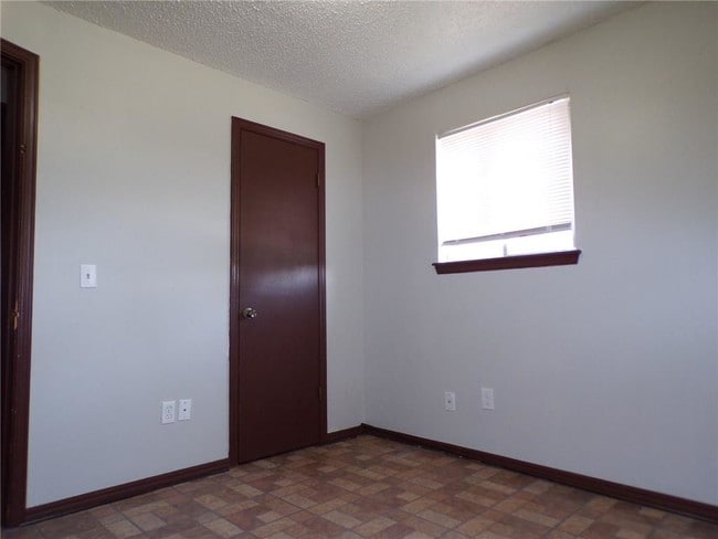 Building Photo - 3061 Overland Dr