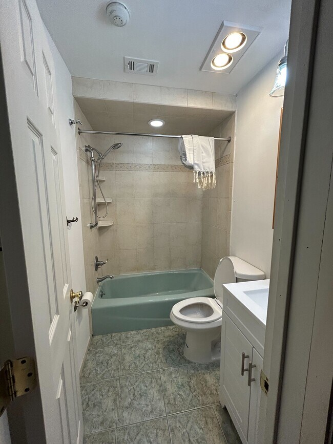 Building Photo - 15 Pointe Cir S