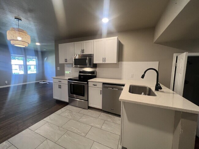 Building Photo - 4 Bedroom/2 Bathroom with 2 Living Rooms!