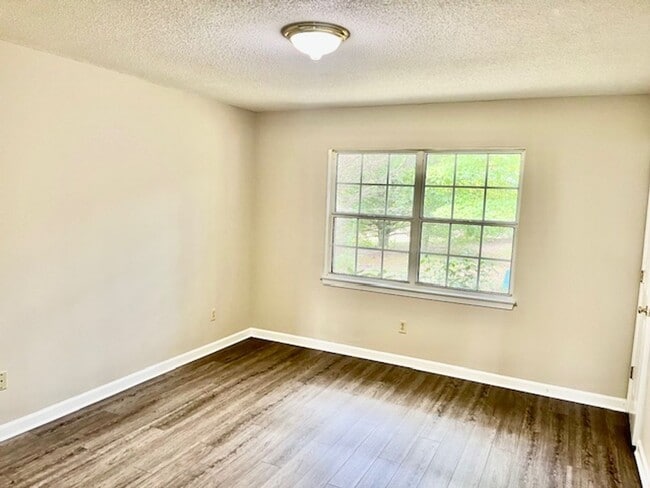 Building Photo - Rockcreek Dr #26 &amp; 28
