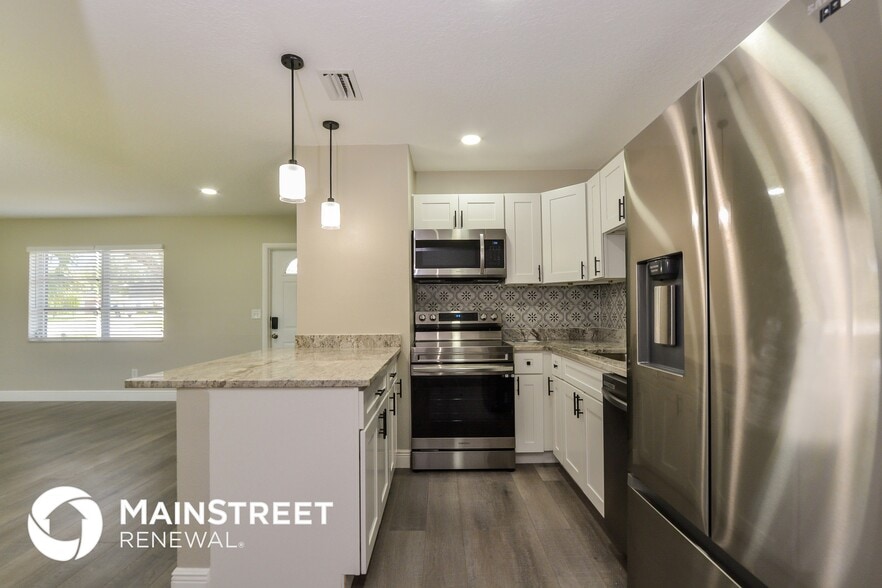 Building Photo - 983 N Waycross Cir