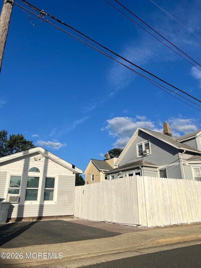 Building Photo - 195 7th St