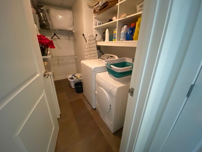 Building Photo - Large 2 bedroom 2 1/2 bath condo at One Li...