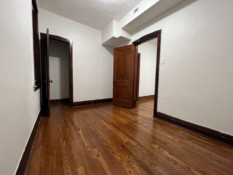 Building Photo - 2926 W 40th Pl