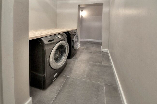 Building Photo - PRE-LEASE AUGUST 2026 - 4/4 HOUSE 3 BLOCKS FROM UA