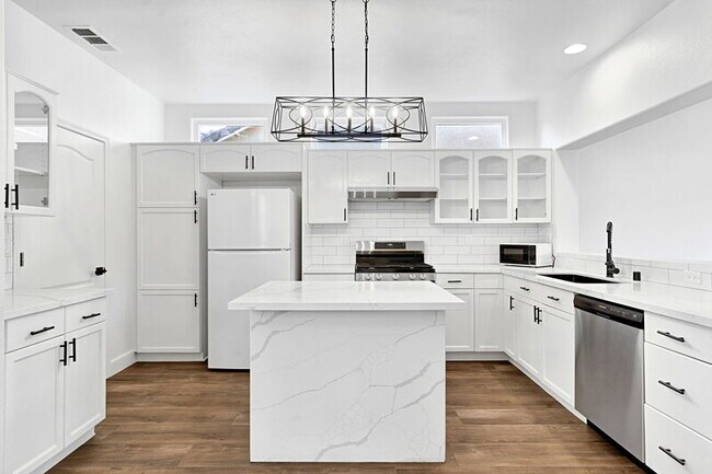 Building Photo - 10556 E Greenbury Way