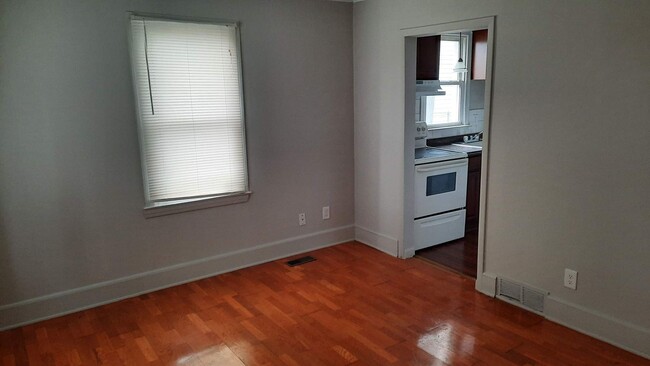 Building Photo - CUTE 2 BEDROOM FOR LEASE IN MADISON HEIGHTS