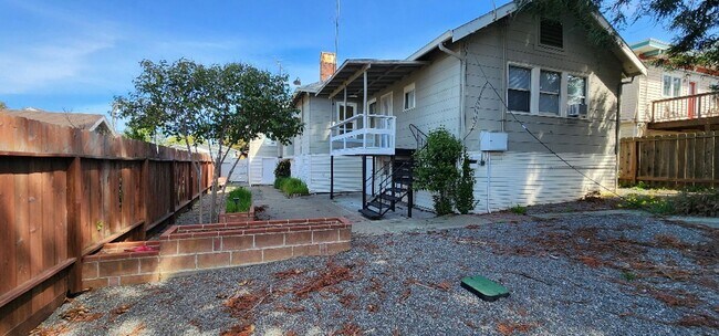 Building Photo - Large Sunny 4 Bedroom 3 Bath Country Style Home in Vallejo!