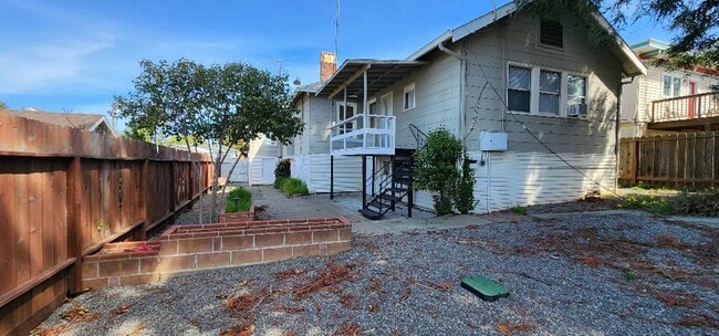 Building Photo - Large Sunny 4 Bedroom 3 Bath Country Style...