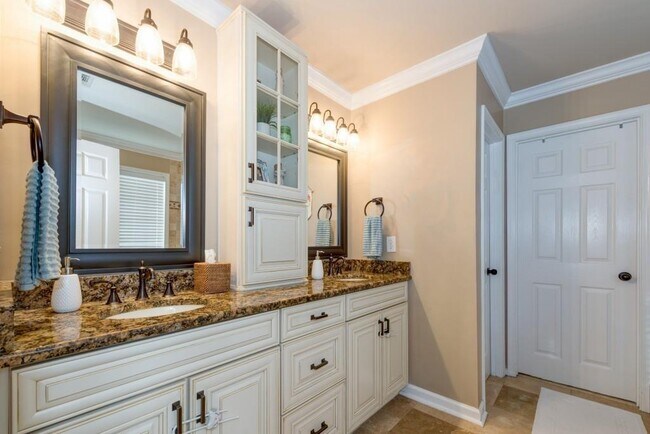 Building Photo - 2020 Chelton Way SE